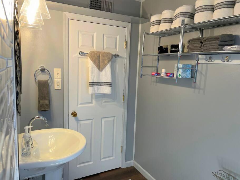 *King Bed/3Bds House Near Naval Base & 6Flags* Apartment Waukegan Bagian luar foto